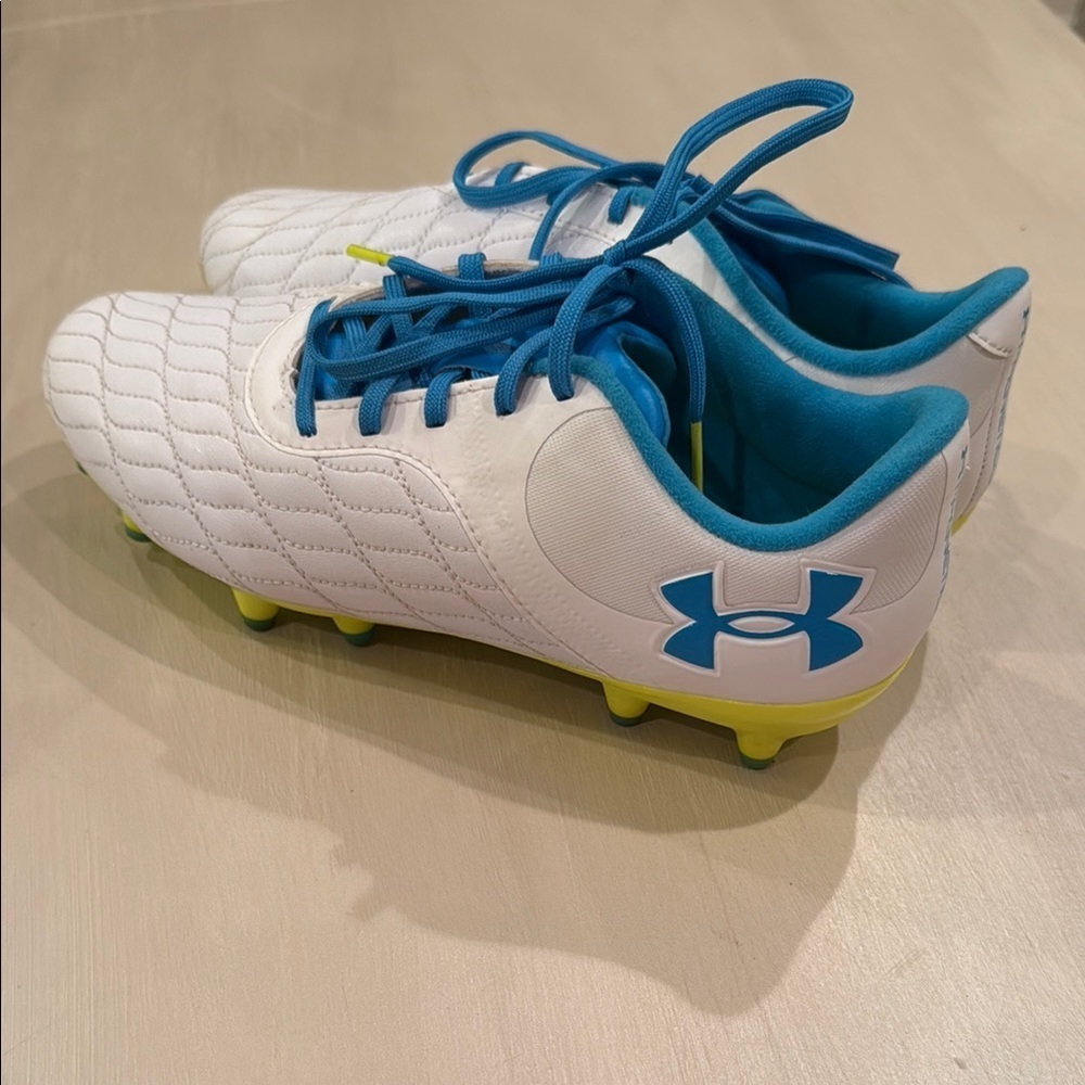 Under Armour Sneakers White and Blue with Modern Design